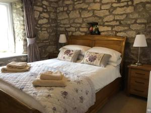 a bedroom with a bed with towels on it at Ryedale Cottage in Helmsley
