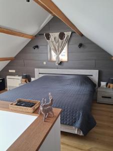 Postel nebo postele na pokoji v ubytování Au Sarseyis - studio d'hôtes - studio équestre