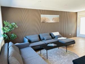 吉布森斯Castle BNB 2025的客厅里有一张蓝色的沙发和一张桌子