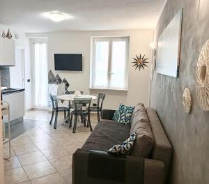a living room with a couch and a table at L'alcova del Mare in Alassio