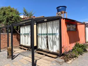 a tiny house is sitting in a yard at Suítes Raízes Nômades 1 in Alto Paraíso de Goiás