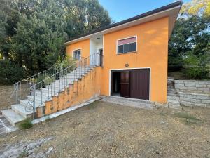 un edificio con escaleras y una puerta y una escalera en Rifugio del Bosco in the heart of Aggius, en Aggius