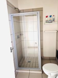 Phòng tắm tại 1 Bed Apartment @ Jackal Creek Golf Estate +57 ảnh