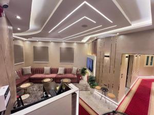 开罗Cairo Crystal Hotel的客厅里有一张沙发和一张桌子。