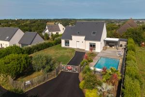 an aerial view of a house with a swimming pool at Villa avec piscine privée, sauna, jardin et parking in Barneville-Carteret