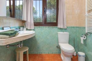Ένα μπάνιο στο El Pigot - charming tranquil holiday home surrounded by nature with a private swimming pool +22 φωτογραφίες