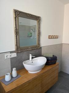 Ένα μπάνιο στο 2Zi Apartment in Schloss Neuhaus mit Ladestation für Elektroautos +20 φωτογραφίες