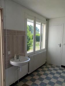 Ένα μπάνιο στο Le Jardin des Hirondelles - 3 chambres