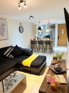 a living room with a couch and a table at Moderno Dpto Vista al Mar y Piscina Temperada in La Serena