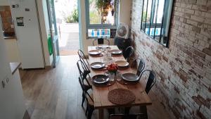a wooden table with chairs in a room at Oasis de Bornos Maison Entière in Bornos