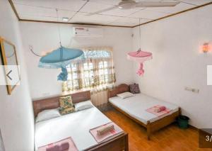 une petite chambre avec deux lits et une fenêtre dans l'établissement ANINA resort mirissa, à Mirissa