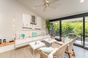 una sala de estar con un sofá y sillas en 3013 - Mixie 305, en Santa Cruz Huatulco