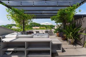 un patio al aire libre con sofá y mesa en 3013 - Mixie 305, en Santa Cruz Huatulco