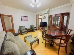 Гостиная зона в Toon Apartments Modern 2BR with Balcony near Republic Square