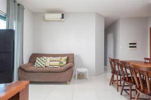 una sala de estar con un sofá y una mesa en CF · Cabo Frio Relax!, en Cabo Frío