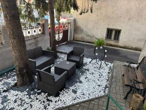 ブカレストにあるApartament Piața Victorieiの木のあるパティオ(椅子、テーブル付)