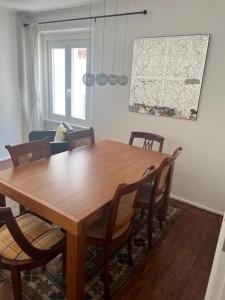 a dining room table and chairs in a room at Duplex no estoril in Estoril +5 photos