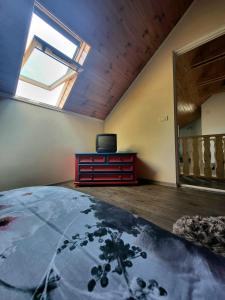 Μια τηλεόραση ή/και κέντρο ψυχαγωγίας στο RadHouse Villa Brasov - 50 minutes from Brasov +33 φωτογραφίες