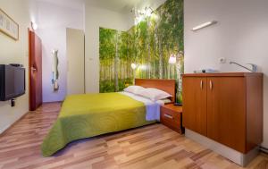 1 dormitorio con 1 cama, lavamanos y TV en Rooms Center Demetrova, en Rijeka
