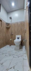 Bilik mandi di Second Home 3BR Entire Place Gulshan Iqbal blk 10