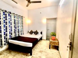 - une chambre avec un lit et une plante dans l'établissement Chembani Holidays and Resorts Kanthalloor, à Kanthalloor
