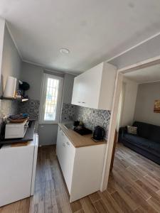 Η κουζίνα ή μικρή κουζίνα στο Veiotorome Casa Roma ad Isola Farnese +12 φωτογραφίες