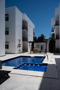 图卢姆Deptos Selva Maya的建筑物前的游泳池