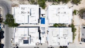 图卢姆Deptos Selva Maya的白色建筑的俯视图