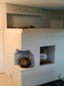Een waterkoker bevindt zich in een oven. bij Einon Tupa in Kittilä +11 foto's