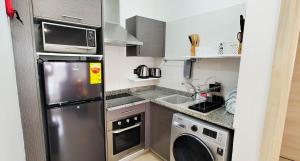 Kuchyň nebo kuchyňský kout v ubytování Modern 1 Bedroom Apartment at The Gallery, East Legon, Pool & Gym