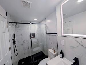 Koupelna v ubytování Newly renovated luxury 3BR Condo! 30 mins to NYC + 18 fotografií