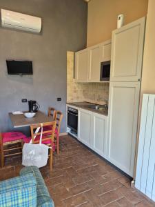 kuchnia ze stołem, zlewem i kuchenką w obiekcie Agriturismo Case Corboli villetta Rovello w mieście Todi
