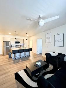 Kuchyň nebo kuchyňský kout v ubytování New Downtown Luxury APT ' 2 King Beds, Free Parking, Fast Wi-Fi & Gym Access!