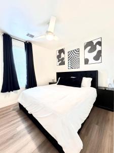 Postel nebo postele na pokoji v ubytování New Downtown Luxury APT ' 2 King Beds, Free Parking, Fast Wi-Fi & Gym Access!