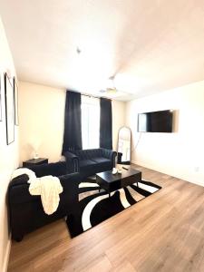 TV a/nebo společenská místnost v ubytování New Downtown Luxury APT ' 2 King Beds, Free Parking, Fast Wi-Fi & Gym Access!