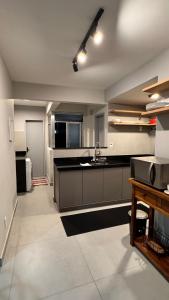 Kuchyň nebo kuchyňský kout v ubytování Apartamento Novo e Confortável em Cabo Frio