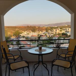 Balkón nebo terasa v ubytování Hillside Escape by the Sea + 16 fotografií