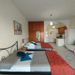 Postel nebo postele na pokoji v ubytování Hillside Escape by the Sea