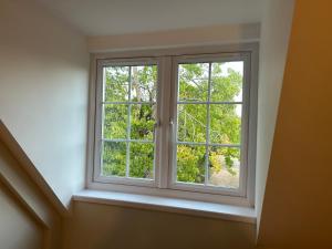 een raam in een kamer met uitzicht op de bomen bij Magnolia Loft in Hawthorn