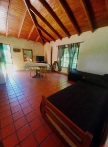 ein Schlafzimmer mit einem Bett und einem Tisch in einem Zimmer in der Unterkunft Casas de Campo in Villa Urquiza