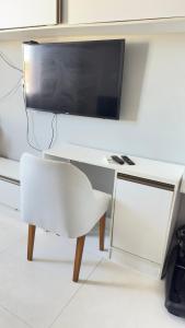 TV a/nebo společenská místnost v ubytování Lindo quarto a 8 min da praia