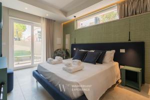 Postel nebo postele na pokoji v ubytování Wanderlust Experience Waves Lux Apartments