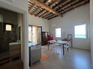 Η κουζίνα ή μικρή κουζίνα στο Ossuna Seaview Door