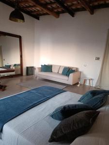 Ένα ή περισσότερα κρεβάτια σε δωμάτιο στο Ossuna Seaview Door