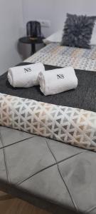 two beds with towels on top of them at NS Bolaños in Bolaños de Calatrava