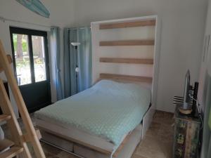 Un dormitorio pequeño con una cama y una ventana. en Domaine des charmettes, en Saint-Josse 11 fotos más