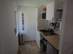 una cocina con fregadero y estufa horno superior en Domaine des charmettes, en Saint-Josse