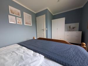 a bedroom with a bed with a blue wall at Ferienwohnung mit Seeblick in Plön