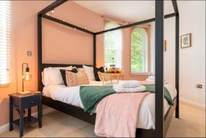 Spacious 3 bed Parking, Long stay , Relocators في ناريسبورو: غرفة نوم بها سريرين مع سرير كبير بمظلة