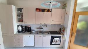 Η κουζίνα ή μικρή κουζίνα στο Hemma hos Vic - a casa da Vic